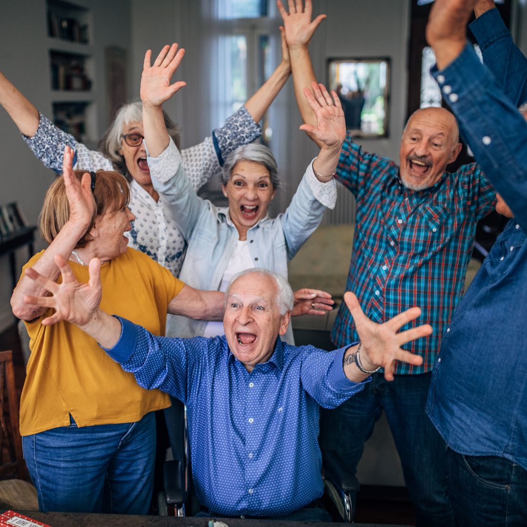 Pensionados celebrando la aprobación de su crédito con DM Consultores